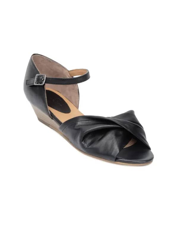 Enroute Women Black Wedges